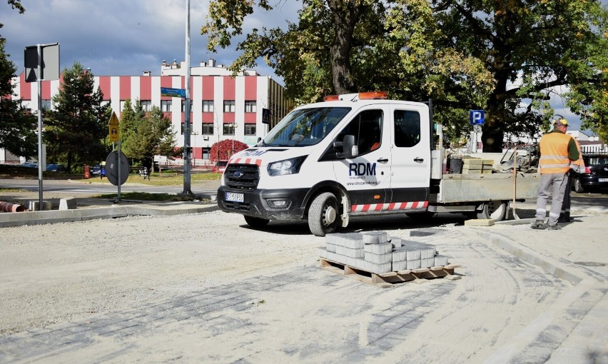Rusza asfaltowanie ulicy Rusinowskiego w Tarnobrzegu. Dojazd w rejon wieży ciśnień będzie utrudniony. Zobacz zdjęcia z przebudowy 