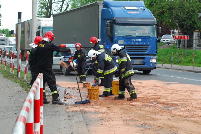 Wypadek w Jarocinie: Odpady rybne wysypały się na K-11