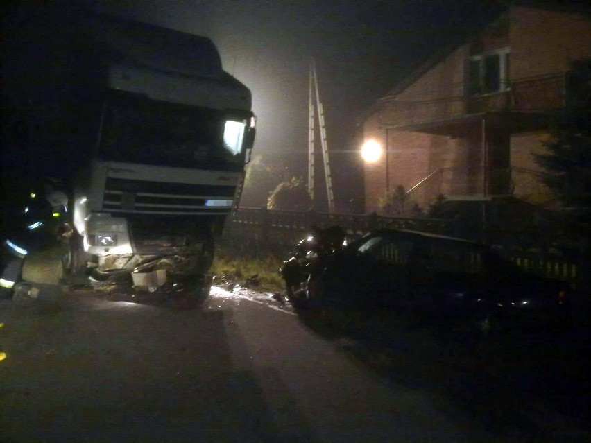 Śmiertelny wypadek w Liskowie pod Kaliszem. Volkswagen wjechał na ciężarówkę. Jedna osoba nie żyje