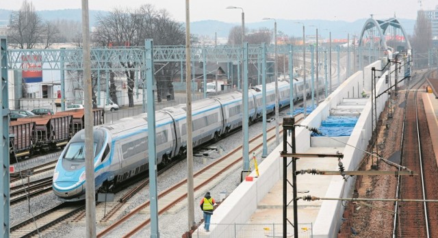 Budowa muru oporowego w okolicy przystanku SKM Zaspa przysporzyła wykonawcy inwestycji sporo komplikacji technicznych i logistycznych, jednak końcowy efekt jest imponujący