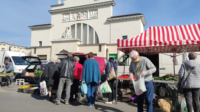 Kupujący tłoczyli się przy stoiskach na targowisku przy hali w Piotrkowie