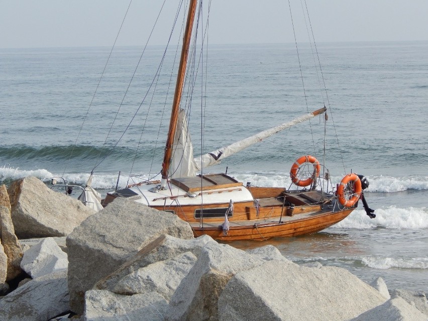 Jacht na mieliźnie na plaży wschodniej w Ustce