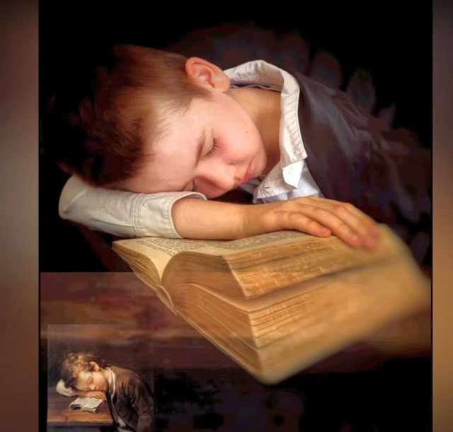 Chłopiec śpiący na książce