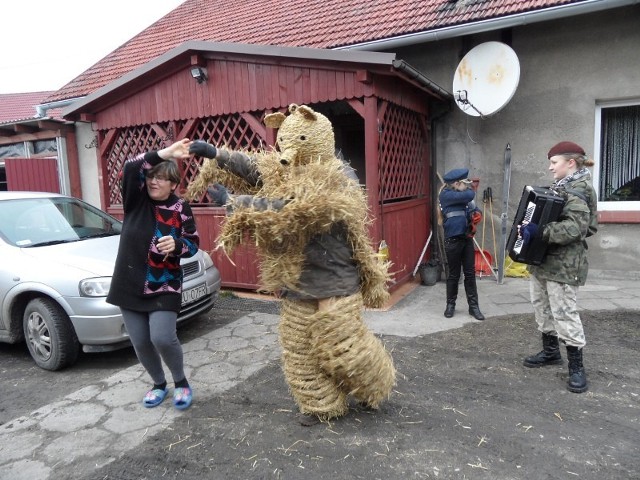 Wodzenie Niedźwiedzia w Łagiewnikach Wielkich