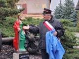 Kolejarze, bezdomni oraz społecznicy z Effaty odnowili figurę św. Katarzyny na dworcu PKP w Pile