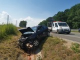 Wypadek na Drodze Regionalnej Pszczyna-Racibórz w Rybniku. Osobowy volkswagen wpadł do rowu. Siedząca za jego kierownicą 28-latka zasłabła