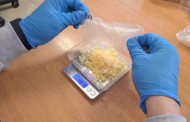 Policjanci zabezpieczyli prawie 800 gramów narkotyków, a mężczyznę zatrzymali