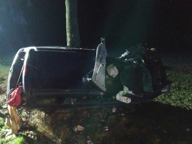 Samochód zabezpieczono na parking strzeżony, a postępowanie prowadzi Posterunek Policji w Kobylinie.