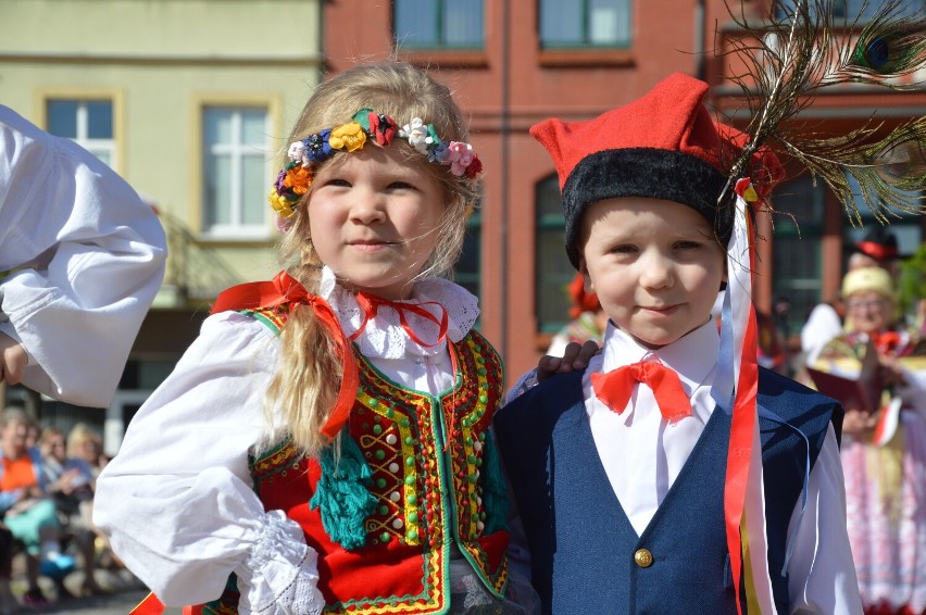 Obchody Dnia Flagi Rzeczypospolitej Polskiej na rynku w Chojnicach