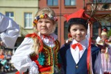 Obchody Dnia Flagi Rzeczypospolitej Polskiej na rynku w Chojnicach [WIDEO]