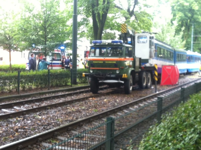 Kraków. Wypadek na Dietla. Pieszy śmiertelnie potracony przez tramwaj [ZDJĘCIA, WIDEO]