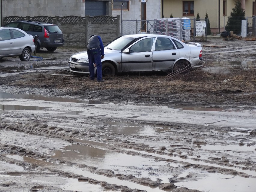 Na Kajakowej walczą z błotem FOTO