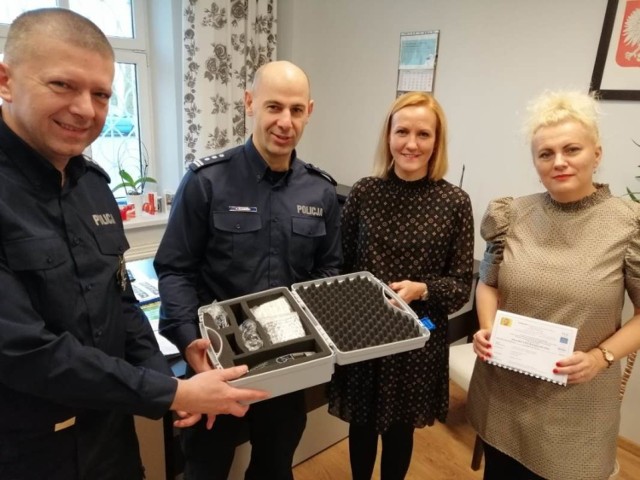 Od lewej asp. szt. Paweł Nowicki, insp. Robert Olszewski, komendant powiatowy policji w Świeciu, kierownik Gminnego Ośrodka Pomocy Społecznej Dorota Pikuła i wójt gminy Dragacz Dorota Krezymon