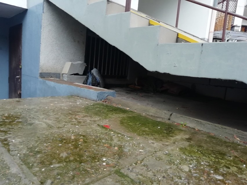 Wrocław. Mieszkańcy skarżą się na bezdomnego, który mieszka pod ich schodami