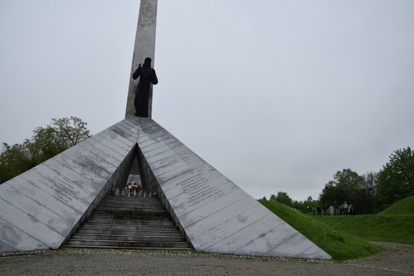 Znajdujący się na Zniesieniu Krzyż Zawierzenia jest w złym...