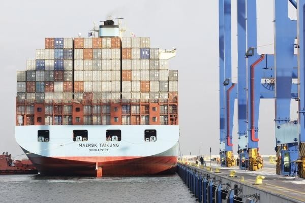 Zobacz, jak gigantyczny kontenerowiec wpłynął do gdańskiego portu 
