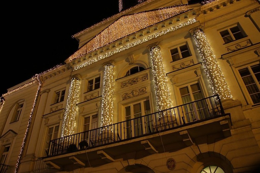 Kutnowski Teatr Ognia Fireproof wystapił na Mikołajkach w Płocku