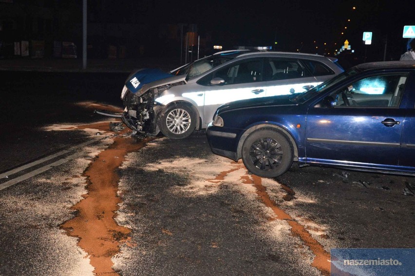 Wypadek z udziałem radiowozu we Włocławku. Policjanci trafili do szpitala [wideo]