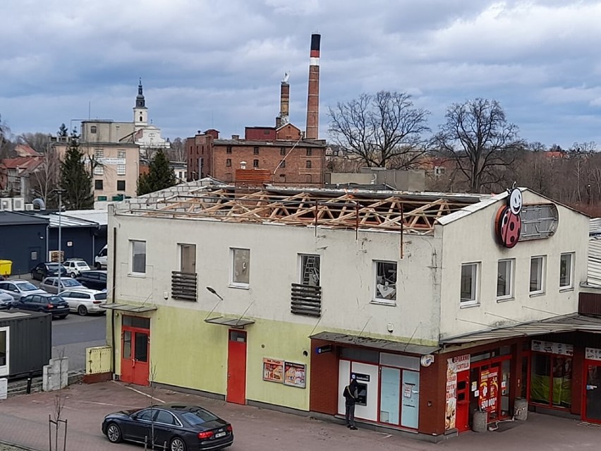 Wichura zerwała dachy dwóm firmom w powiecie wolsztyńskim. Strażacy walczą ze skutkami porywistego wiatru
