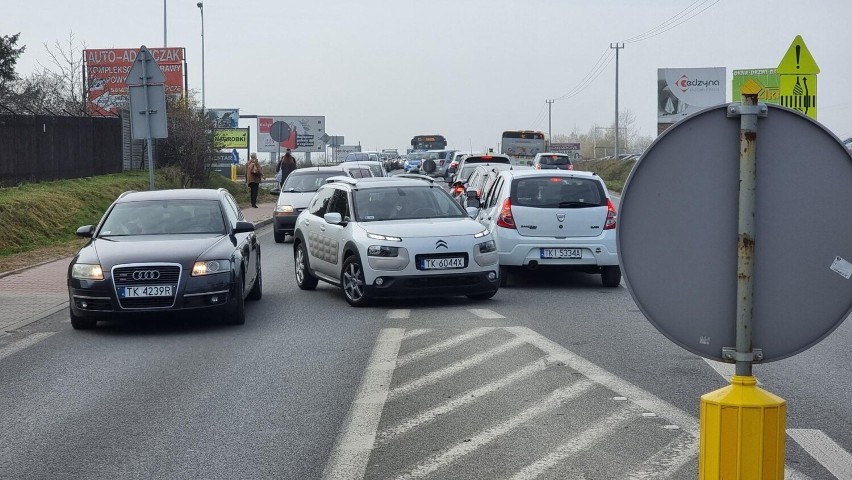 Kilkudziesięciominutowy korek do cmentarza w Cedzynie koło Kielc. Nieważne z którego kierunku jedziesz