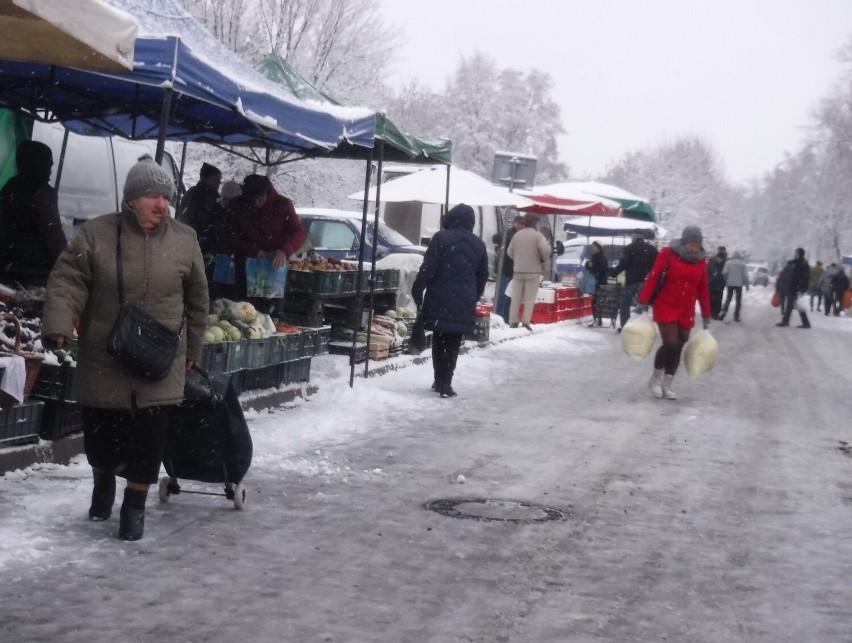 Niewielki ruch panował w czwartek na targowisku Korej w...