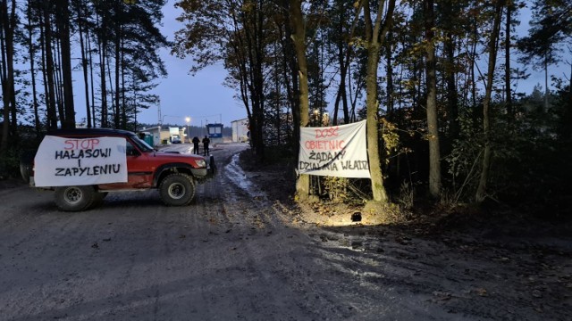 Tak pod siedzibą kopalni dolomitu Jaroszowiec-Cemex mieszkańcy Zalesia Golczowskiego od wczesnego ranka blokowali dojazd