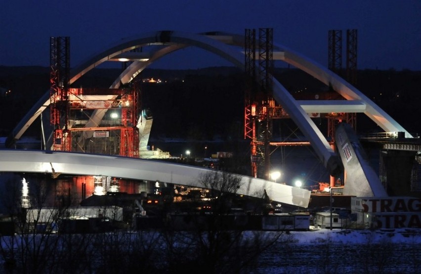 Nowy most w Toruniu. Montaż łuku nocą