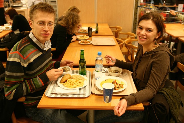 Restauracje w Jankach - IKEA

Zakupy w Ikei bywają wyczerpujące. Dla wielu odwiedzających restauracja jest obowiązkowym punktem programu. _Warto tam zjeść tradycyjne klopsiki szwedzkie z ziemniakami i borówką. Za 10 szt. zapłacimy 7,99 zł. Za polędwicę z dorsza z ziemniakami i warzywami na ciepło – 12,99, a za pieczoną szynkę z purée i borówką – 14,99. Na deser warto spróbować ciasta marchewkowo-orzechowego z cynamonem (4,99 zł) albo sernika z konfiturą malinową (6,99_zł). Restauracja oferuje również zestawy dla dzieci i sałatki.

Restauracja IKEA, pl. Szwedzki 1

Czytaj także: Restauracje Konstancin - Jeziorna. Tu zjesz smacznie i do syta