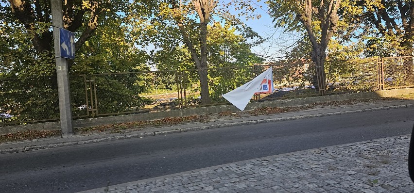 Część banerów wyborczych w Kwidzynie została zniszczona.