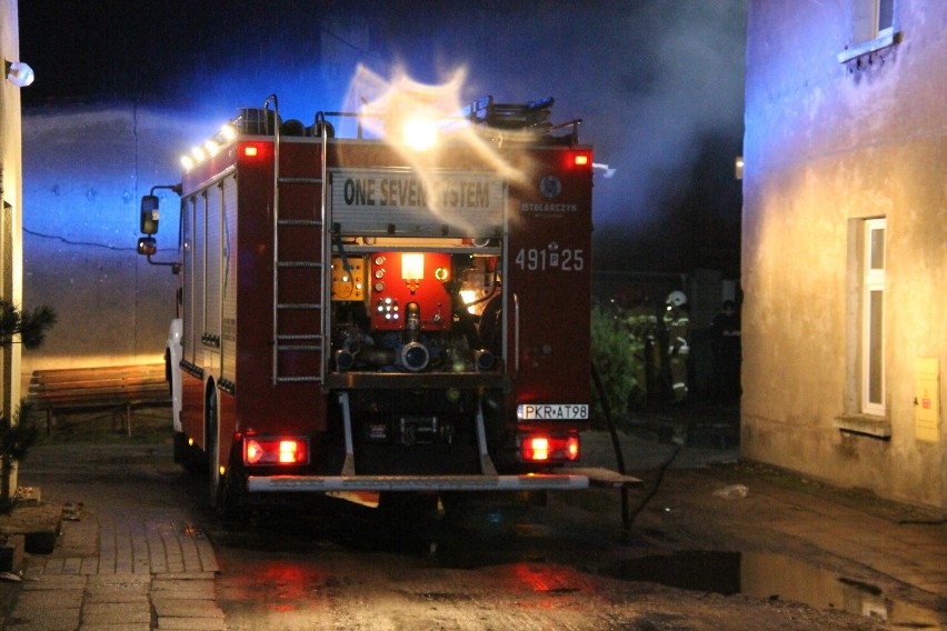 Wieczorny pożar w budynku mieszkalnym w Krotoszynie! Na miejscu 4 zastępy strażaków! [ZDJĘCIA]