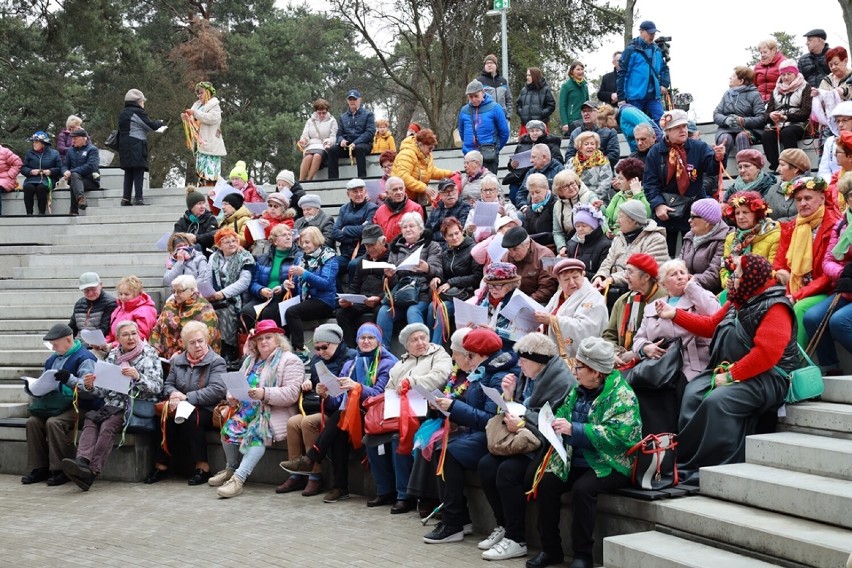 Seniorzy ze Śremu powitali wiosnę w amfiteatrze nad jeziorem...