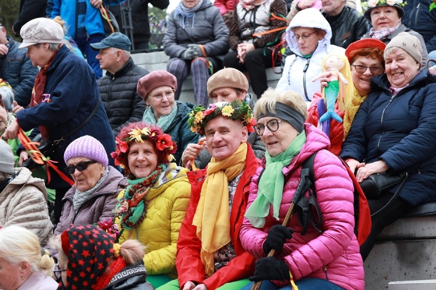 Seniorzy ze Śremu powitali wiosnę w amfiteatrze nad jeziorem...