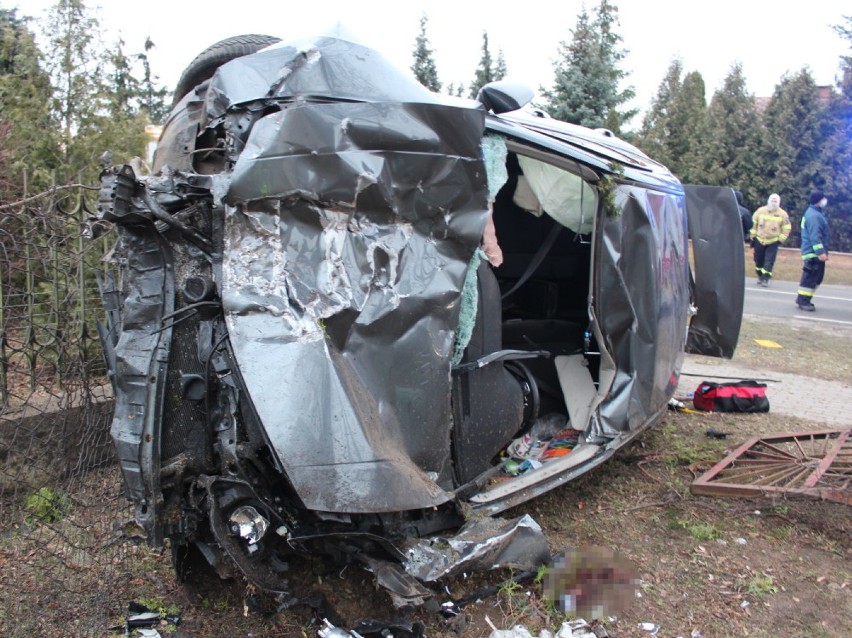 Tragiczny wypadek w Wólce Kozłowskiej. Rozbili auto, które wcześniej ukradli. "Jeden z nich poniósł śmierć"