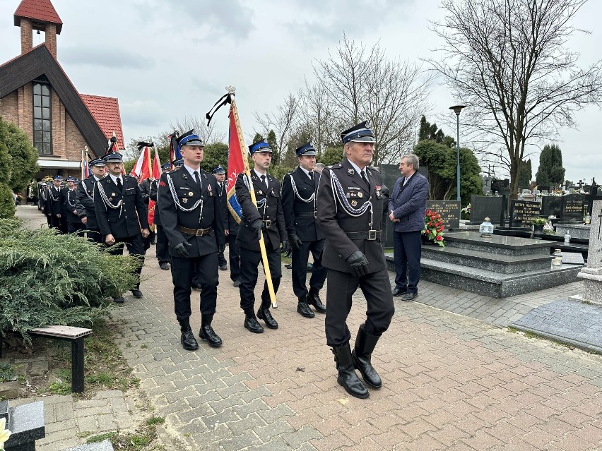 Pogrzeb dh Mirosława Zgondka- wieloletniego prezesa OSP w Wieluniu 