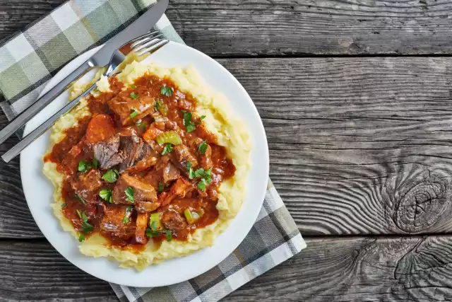 Gesty i aromatyczny gulasz wieprzowy doskonale smakuje z puree ziemniaczanym