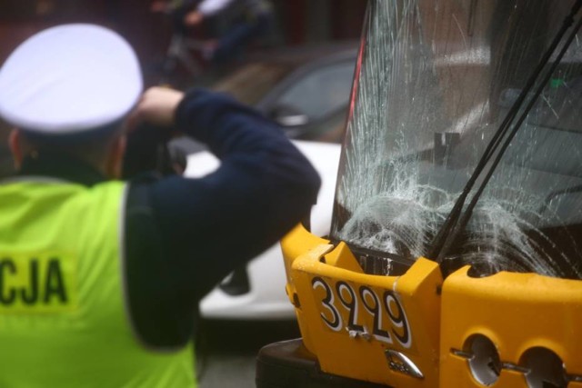 Zderzenie tramwajów w al. Krakowskiej. Kolejne utrudnienia w ruchu. Są ranni