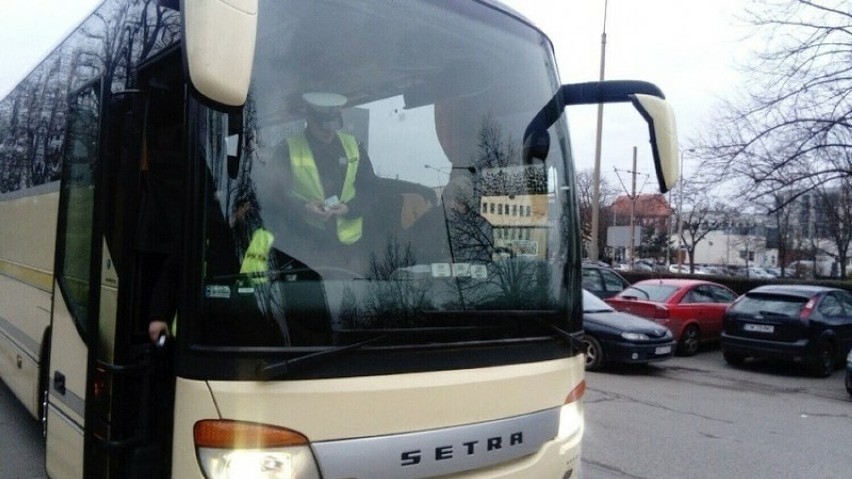 Gdzie będą kontrole autobusów w Lesznie? Policja będzie kontrolowała autokary dowożące dzieci na ferie 