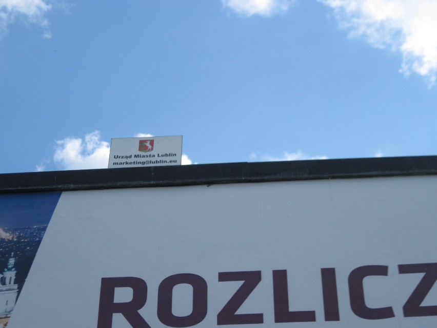 Ekipa zmieniają reklamę na billboardzie zostawiła po sobie bałagan. Działali na rzecz Urzędu Miasta Lublin