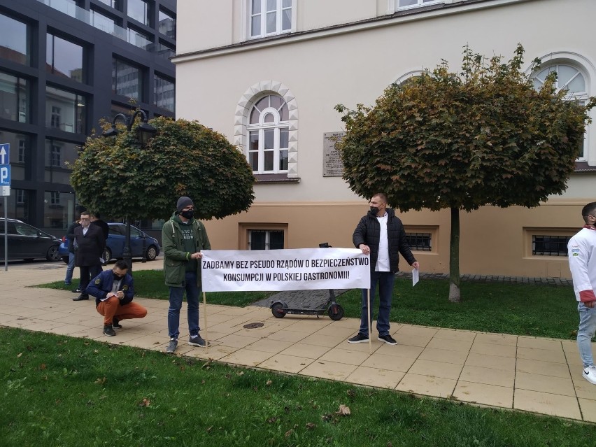 Gastroprotest pod Urzędem Wojewódzkim w Lublinie. „Stop dla zamykania gospodarki”