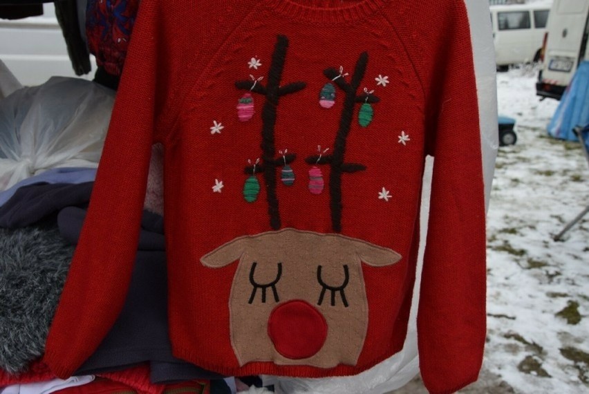 Szukasz świątecznego sweterka lub bluzki? Koniecznie zobacz, co oferują podkarpackie targowiska [ZDJĘCIA]