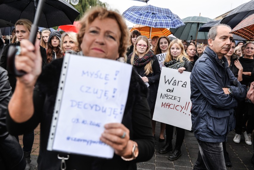 Czarny protest w Gdyni. Napisali list do premier Beaty Szydło[ZDJĘCIA]