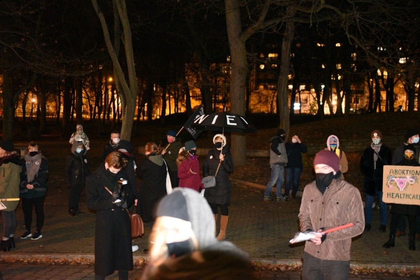 To kolejny dzień Czarnego Protestu w Toruniu. Zobaczcie na...