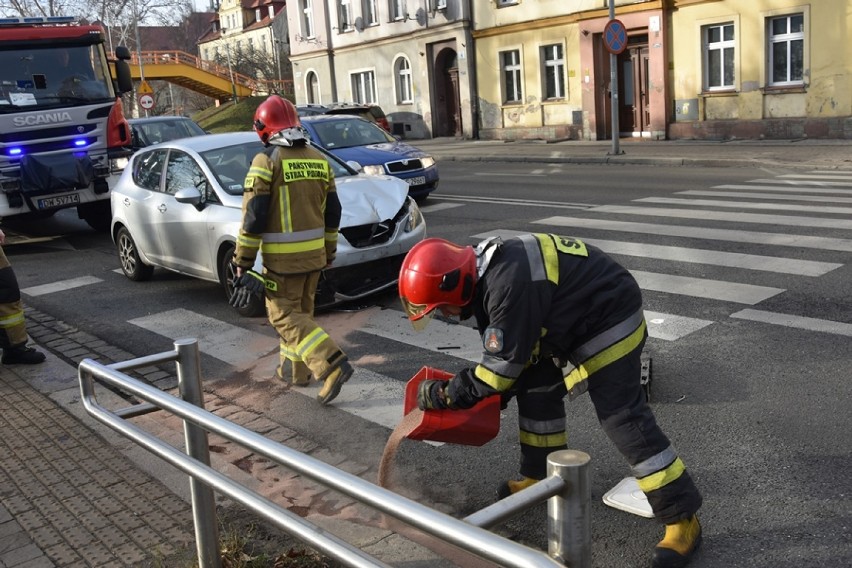 Wypadek na ulicy Witelona w Legnicy. Chwila nieuwagi i doszło do zderzenia [ZDJĘCIA]