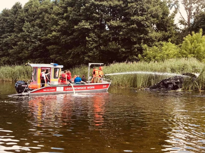 Pożar motorówki na rzece Narwi. "Na łodzi znajdowało się pięć osób"