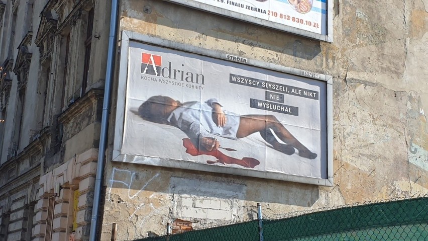 Billboard na ścianie kamienicy przy ul.Północnej w Łodzi.