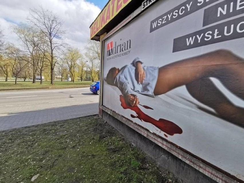 Plakaty tej samej kampanii zawisły także w innych polskich...