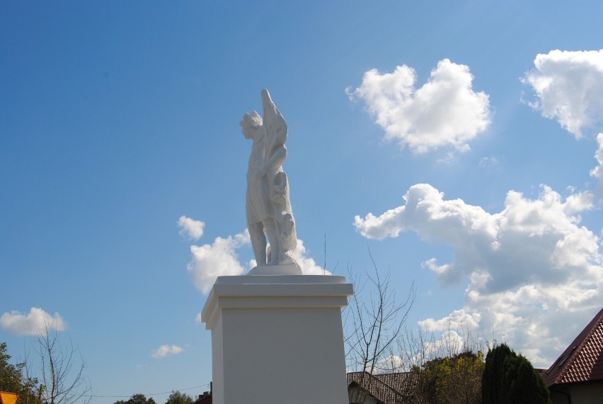 Pomnik świętego Floriana we Włoszczowie został odnowiony. Jest podobny do młodszego brata. Zobaczcie zdjęcia