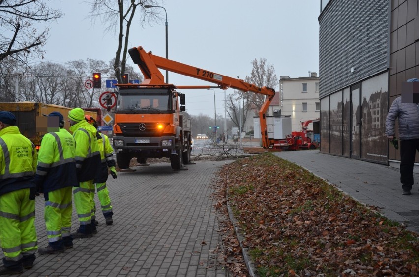 Potrącenie na Sikorskiego w Głogowie. Auto wjechało w pracownika kierującego ruchem. Aktualizacja