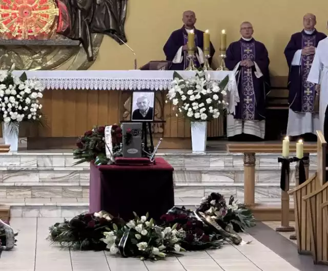 Liczne grono żałobników zebrało się w kościele pw. św. Antoniego, aby pożegnać Eugeniusz Borowiaka, emerytowanego nauczyciela i wicedyrektora II Liceum Ogólnokształcącego w Lesznie
