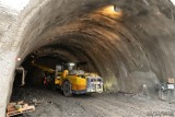 Budowa drogi S1 w Beskidach. Górnicy drążą tunel pod Baranią Górą